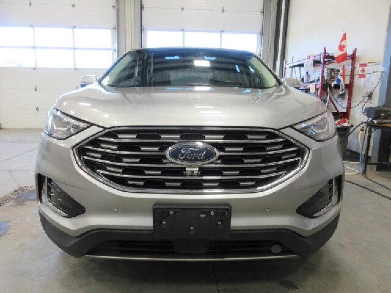 2020 Ford Edge TITANIUM AWD, ROOF, LEATHER, APPLE/ANDROID, 98K! Photo2