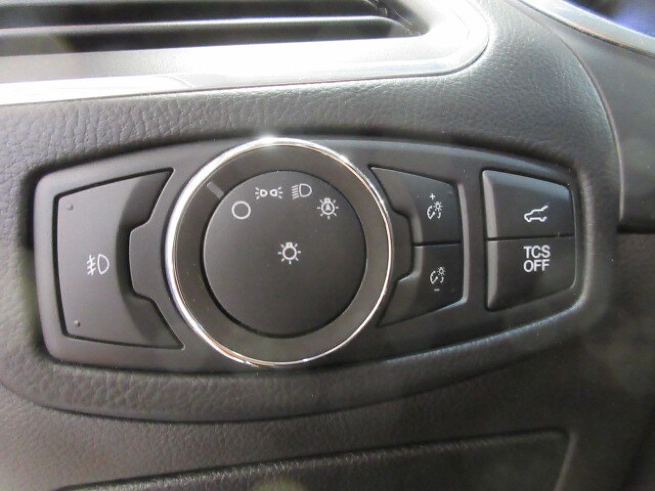 2020 Ford Edge TITANIUM AWD, ROOF, LEATHER, APPLE/ANDROID, 98K! Photo