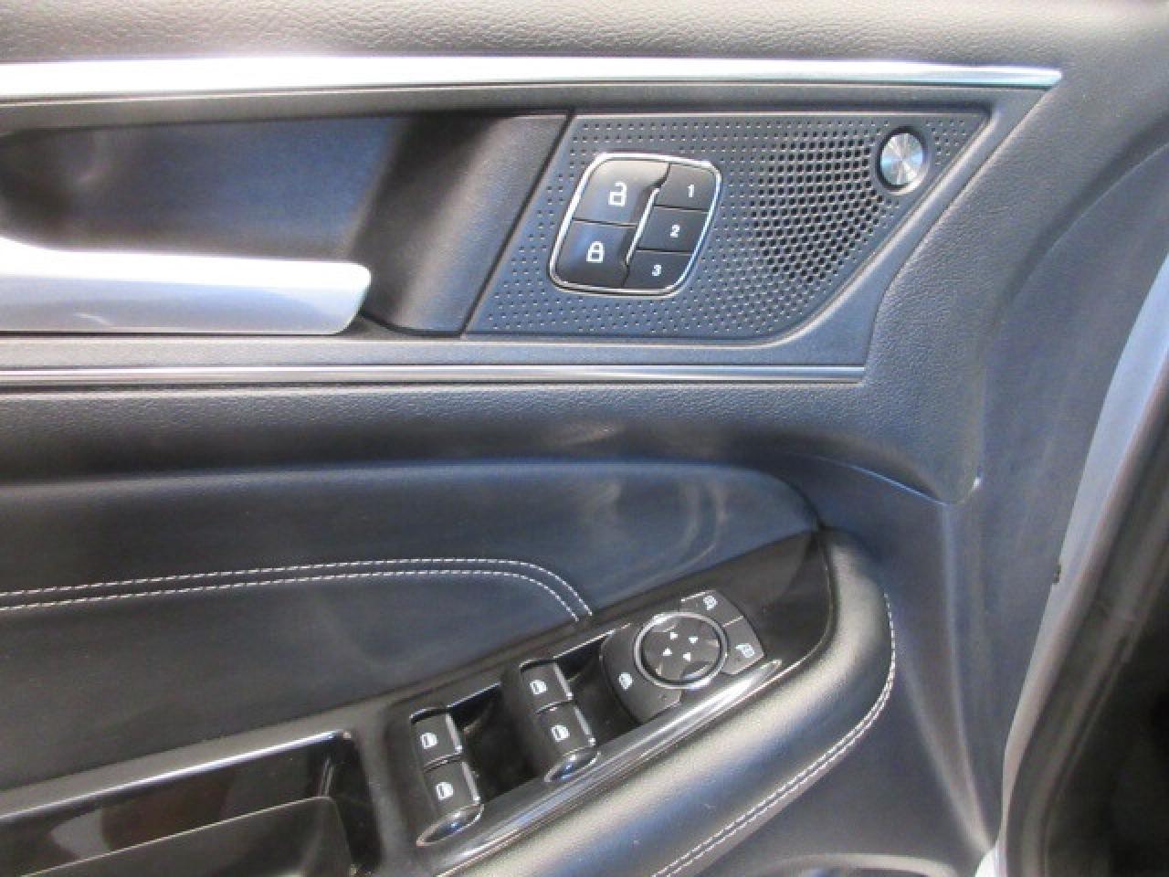 2020 Ford Edge TITANIUM AWD, ROOF, LEATHER, APPLE/ANDROID, 98K! Photo