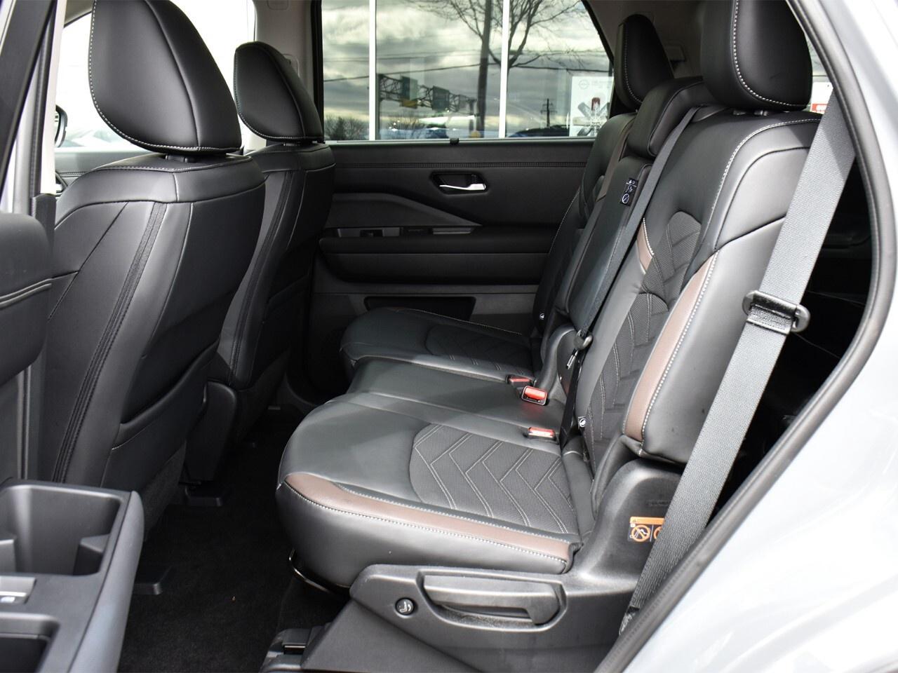 2025 Nissan Pathfinder PLATINUM, 8 PASSENGER, BOSE AUDIO, HEATED SEATS Photo