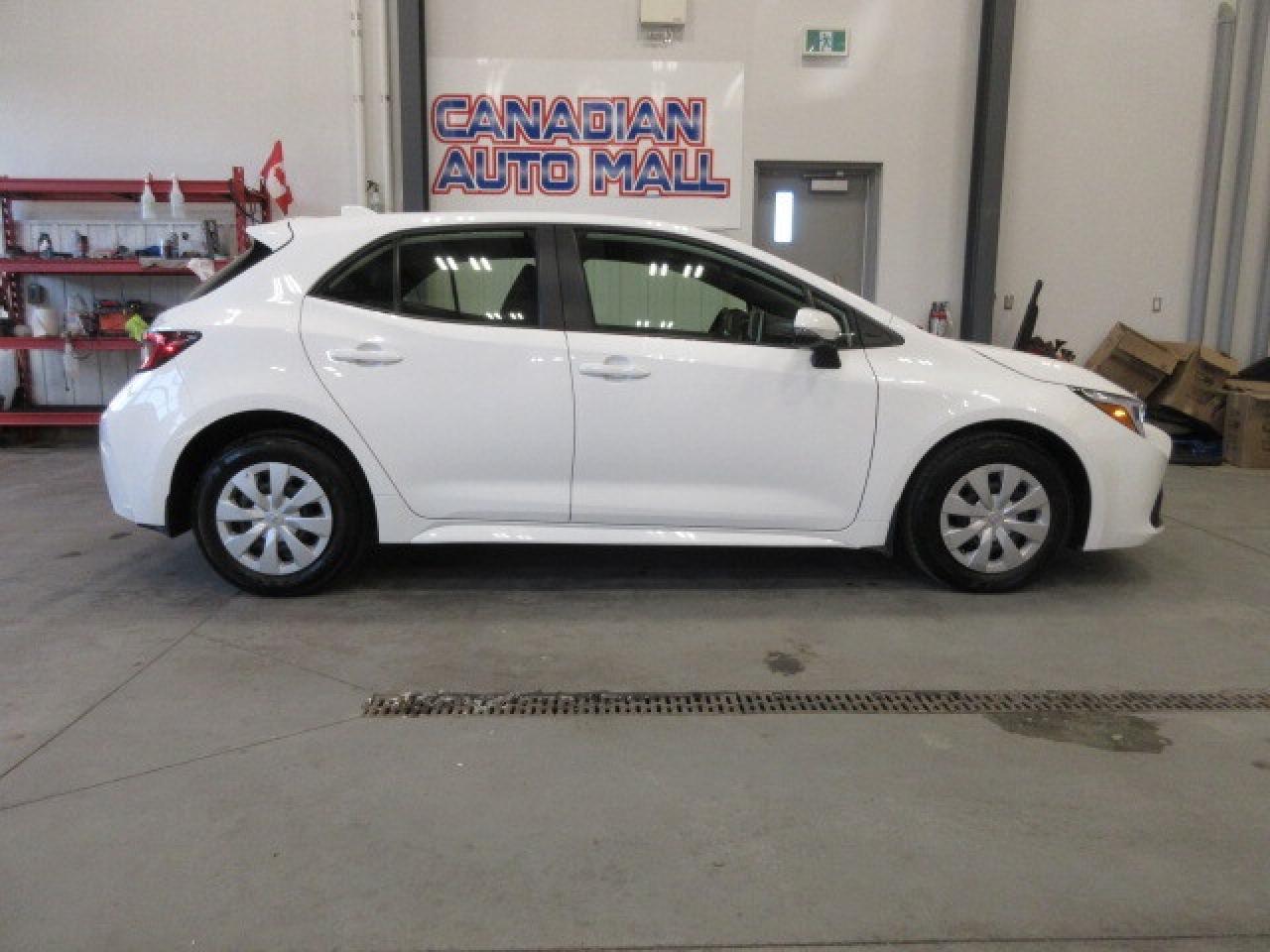 2023 Toyota Corolla Hatchback SE, AUTO, A/C, CAMERA, JUST 41,000 KM! Photo