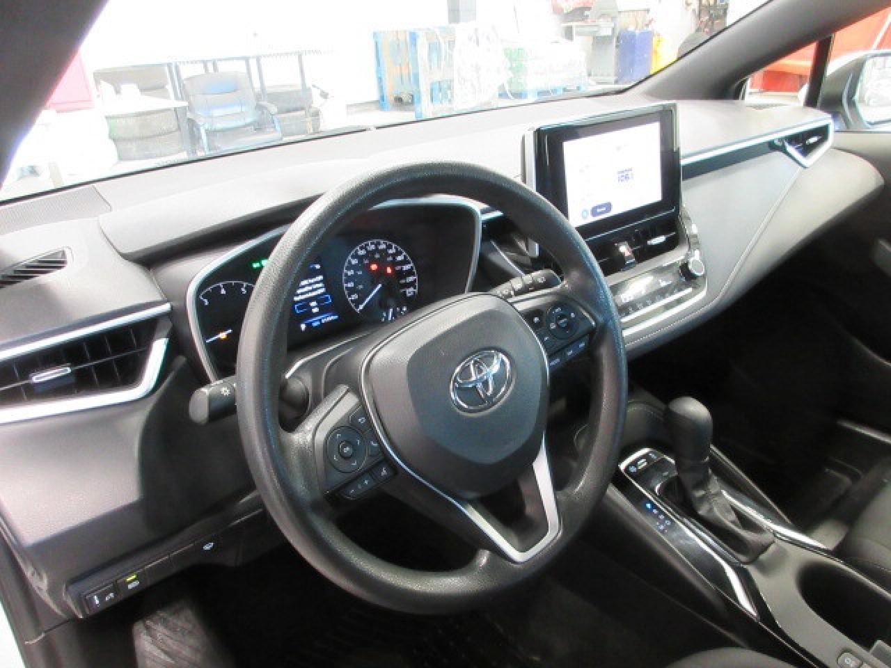 2023 Toyota Corolla Hatchback SE, AUTO, A/C, CAMERA, JUST 41,000 KM! Photo