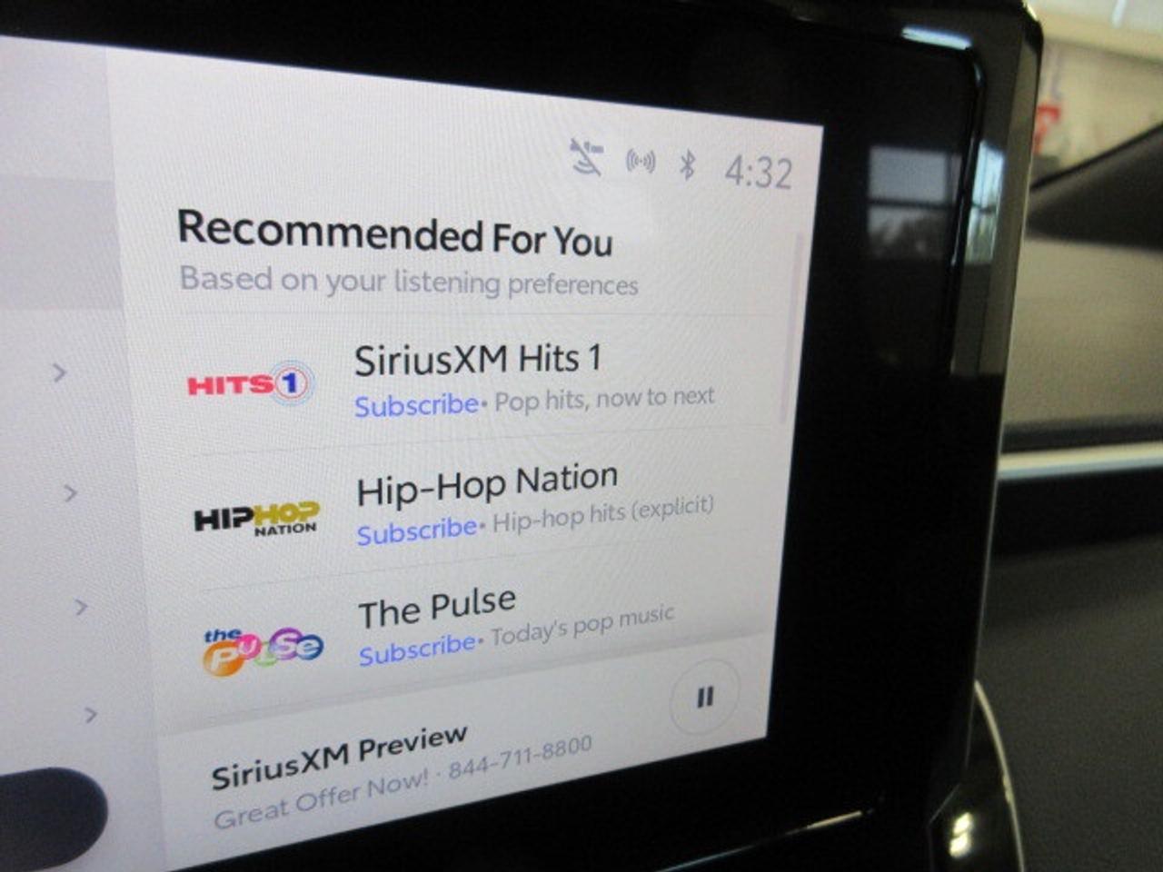 2023 Toyota Corolla Hatchback SE, AUTO, A/C, CAMERA, JUST 41,000 KM! Photo