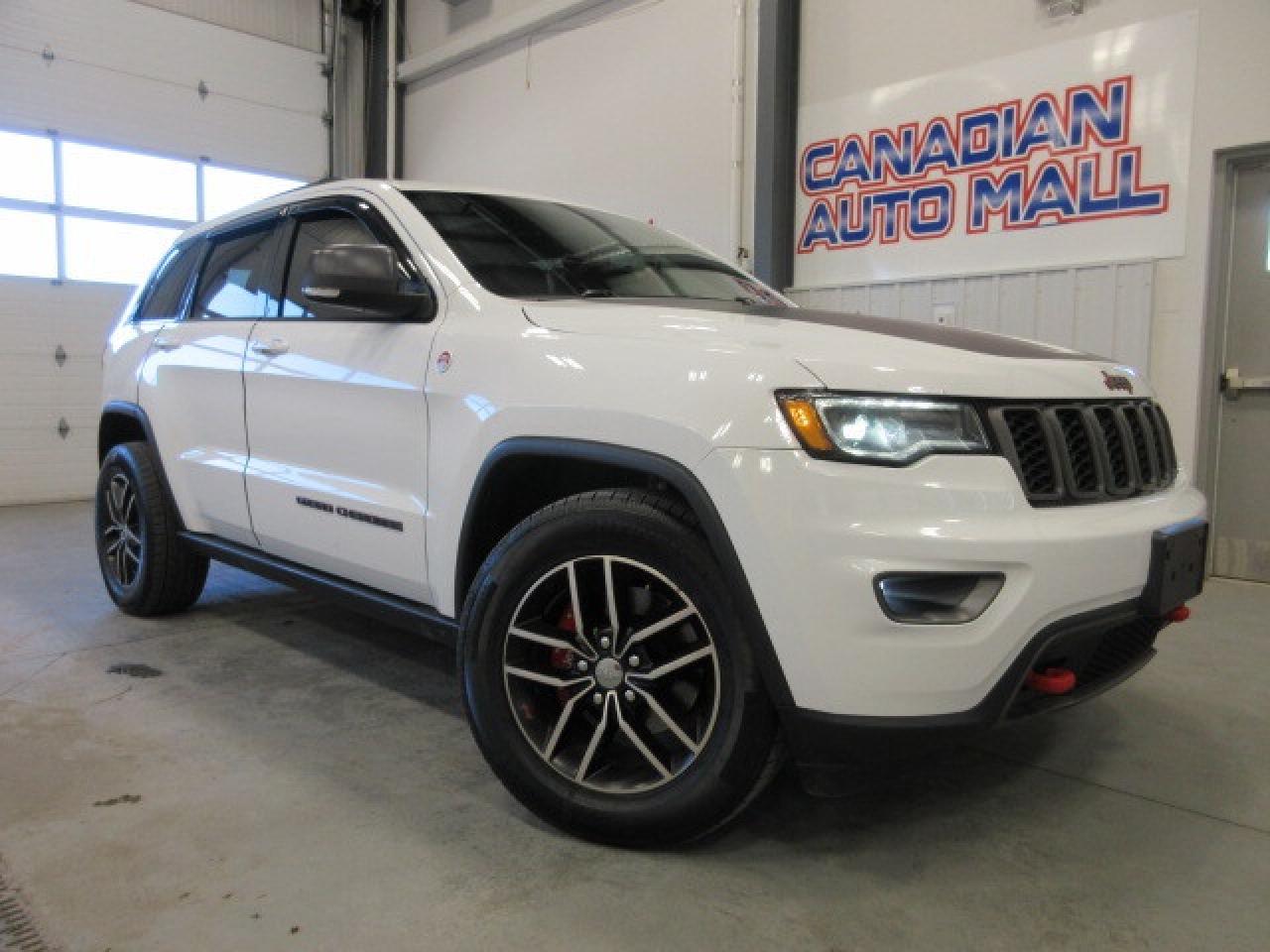2017 Jeep Grand Cherokee TRAILHAWK 4X4, NAV, ROOF, HTD/COOLED SEATS, 160K! Photo