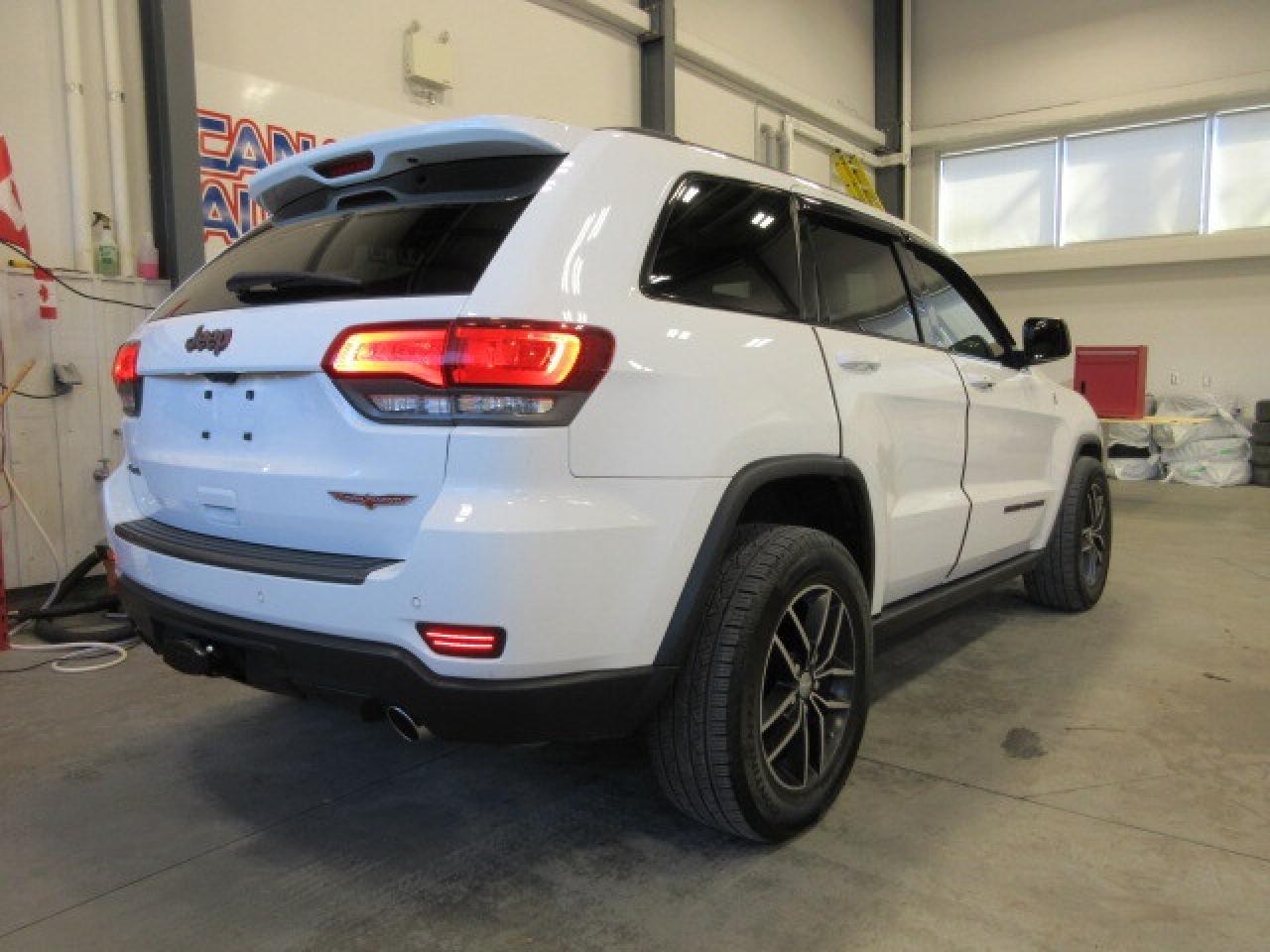 2017 Jeep Grand Cherokee TRAILHAWK 4X4, NAV, ROOF, HTD/COOLED SEATS, 160K! Photo