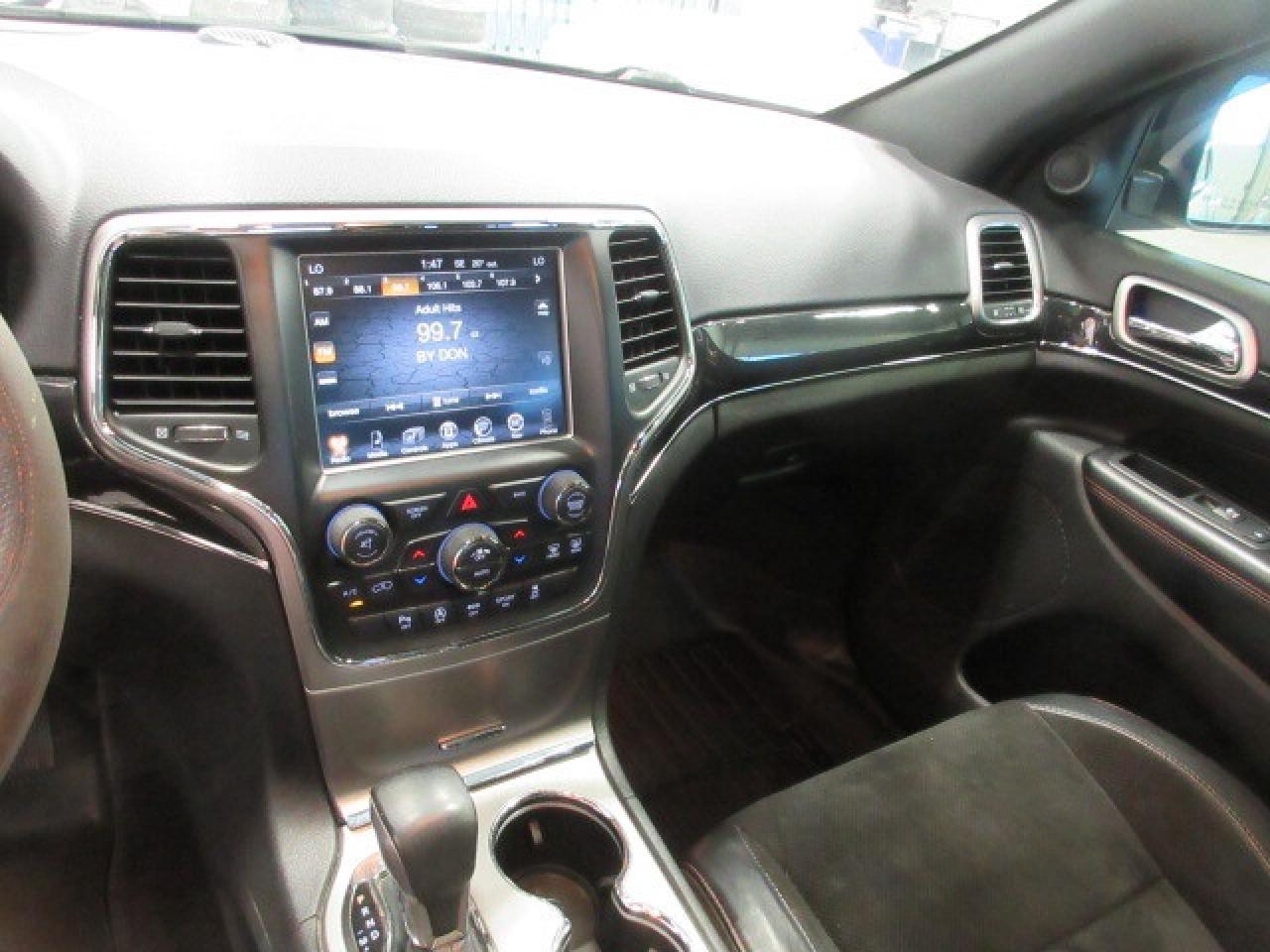 2017 Jeep Grand Cherokee TRAILHAWK 4X4, NAV, ROOF, HTD/COOLED SEATS, 160K! Photo