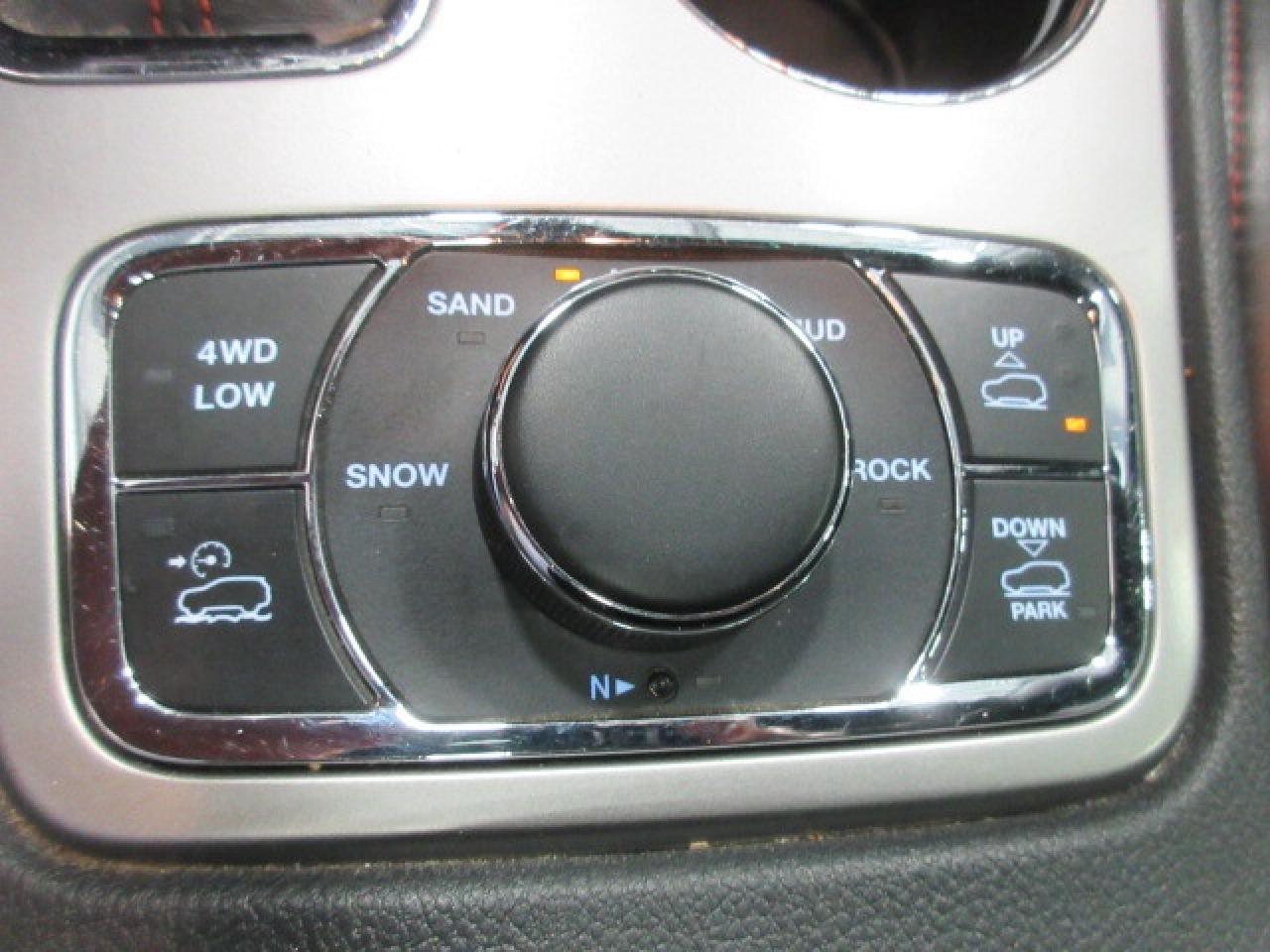 2017 Jeep Grand Cherokee TRAILHAWK 4X4, NAV, ROOF, HTD/COOLED SEATS, 160K! Photo