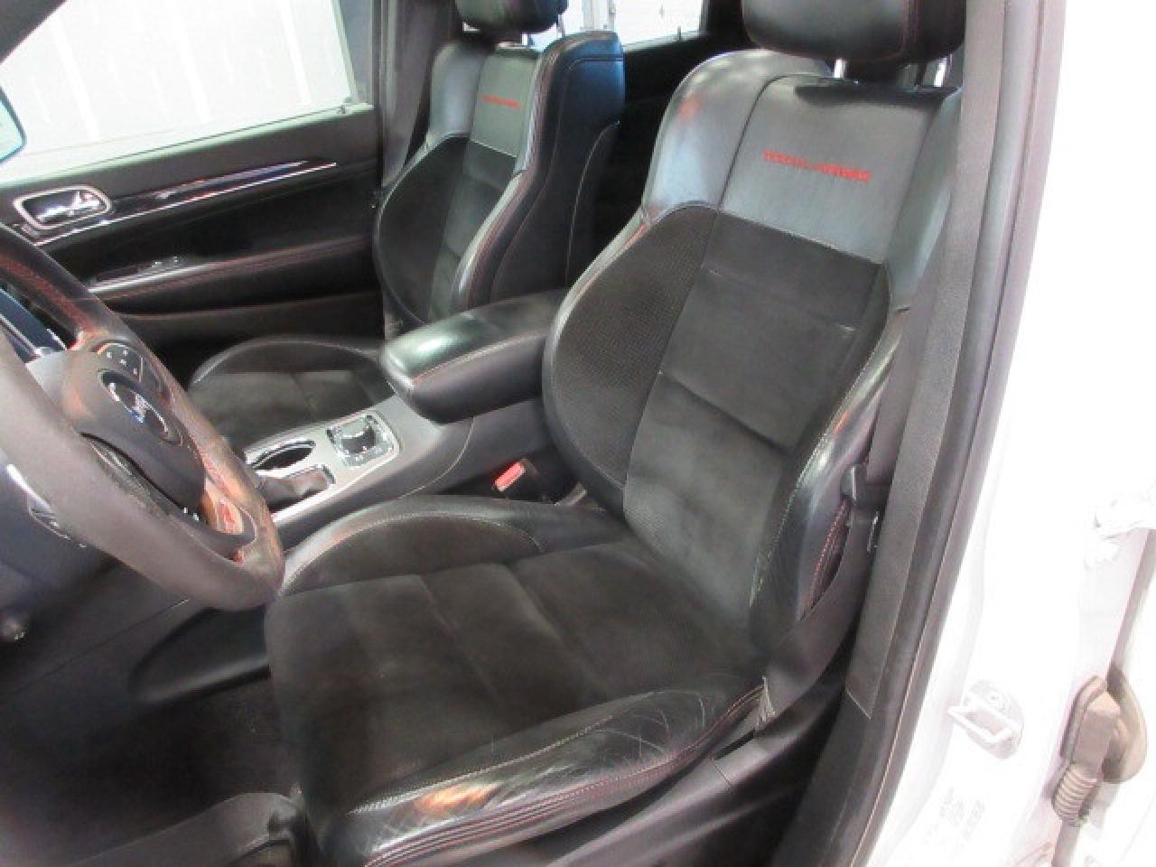 2017 Jeep Grand Cherokee TRAILHAWK 4X4, NAV, ROOF, HTD/COOLED SEATS, 160K! Photo