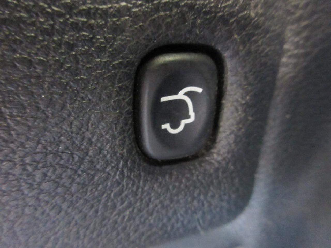 2017 Jeep Grand Cherokee TRAILHAWK 4X4, NAV, ROOF, HTD/COOLED SEATS, 160K! Photo