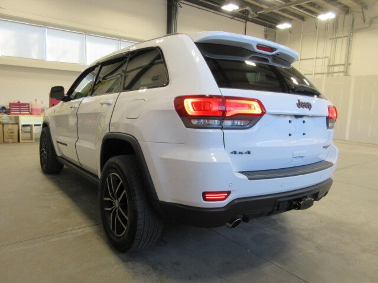 2017 Jeep Grand Cherokee TRAILHAWK 4X4, NAV, ROOF, HTD/COOLED SEATS, 160K! Photo4