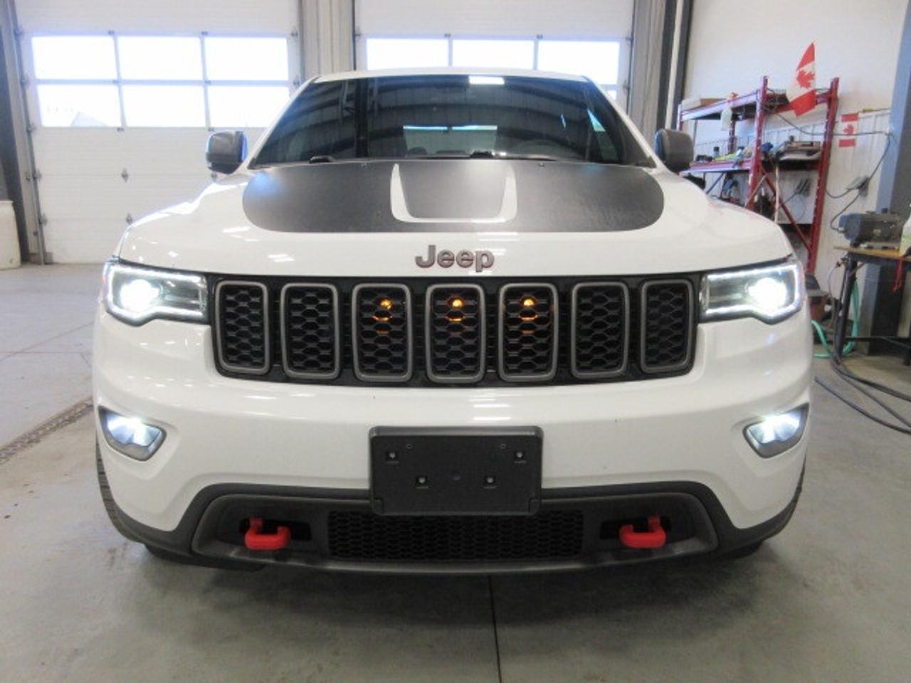 2017 Jeep Grand Cherokee TRAILHAWK 4X4, NAV, ROOF, HTD/COOLED SEATS, 160K! Photo