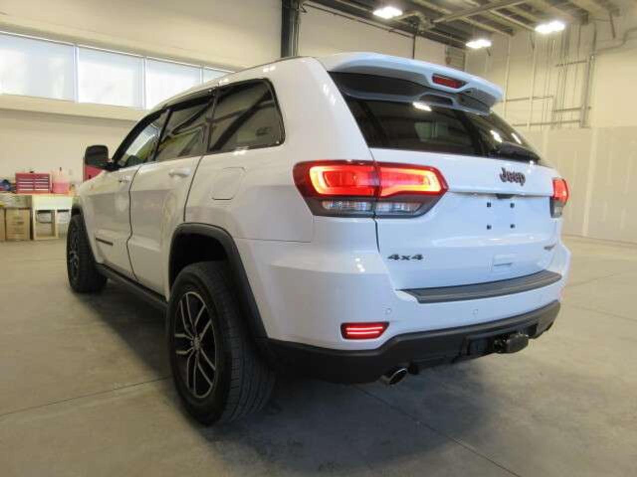 2017 Jeep Grand Cherokee TRAILHAWK 4X4, NAV, ROOF, HTD/COOLED SEATS, 160K! Photo