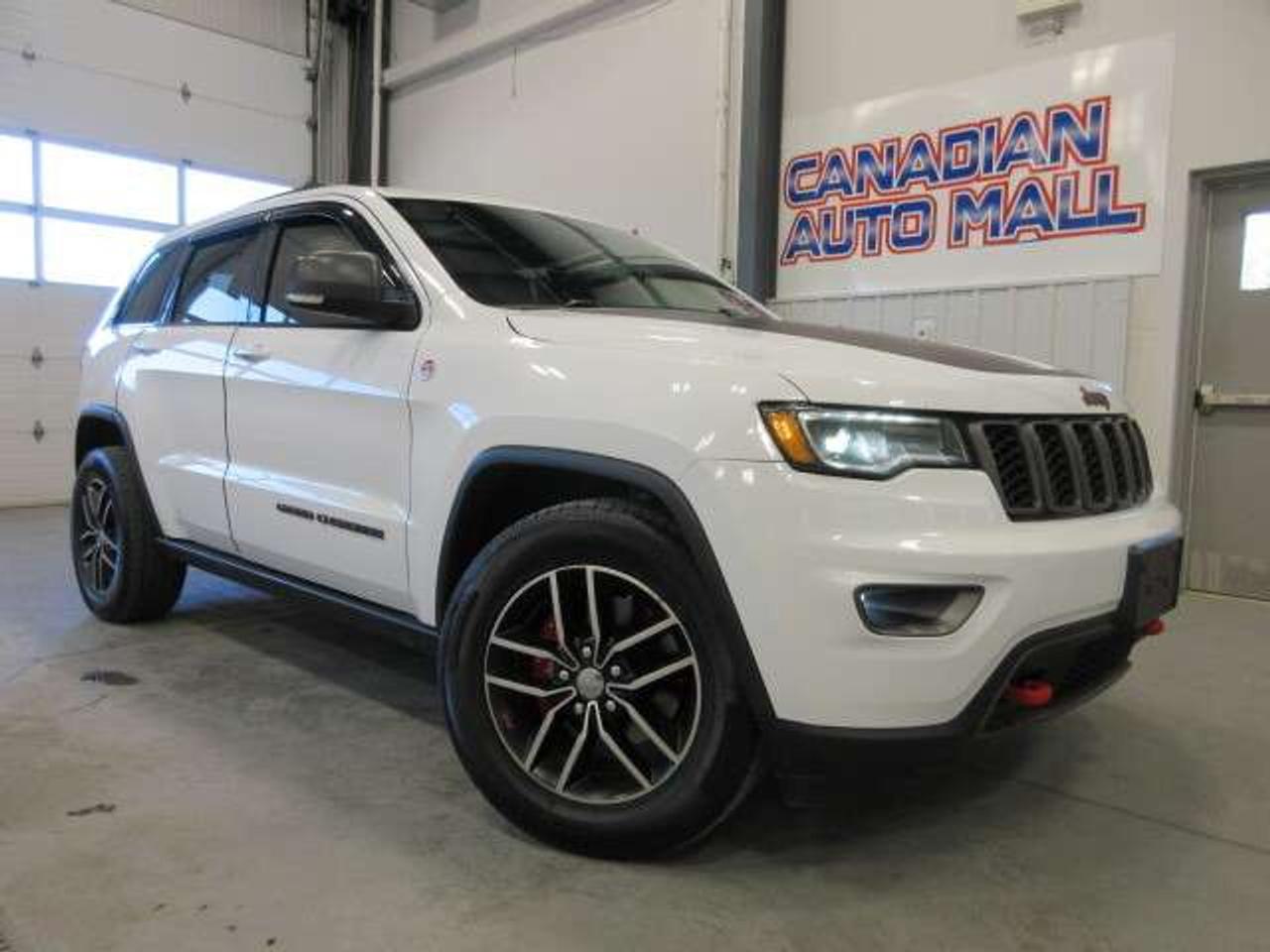 2017 Jeep Grand Cherokee TRAILHAWK 4X4, NAV, ROOF, HTD/COOLED SEATS, 160K! Photo
