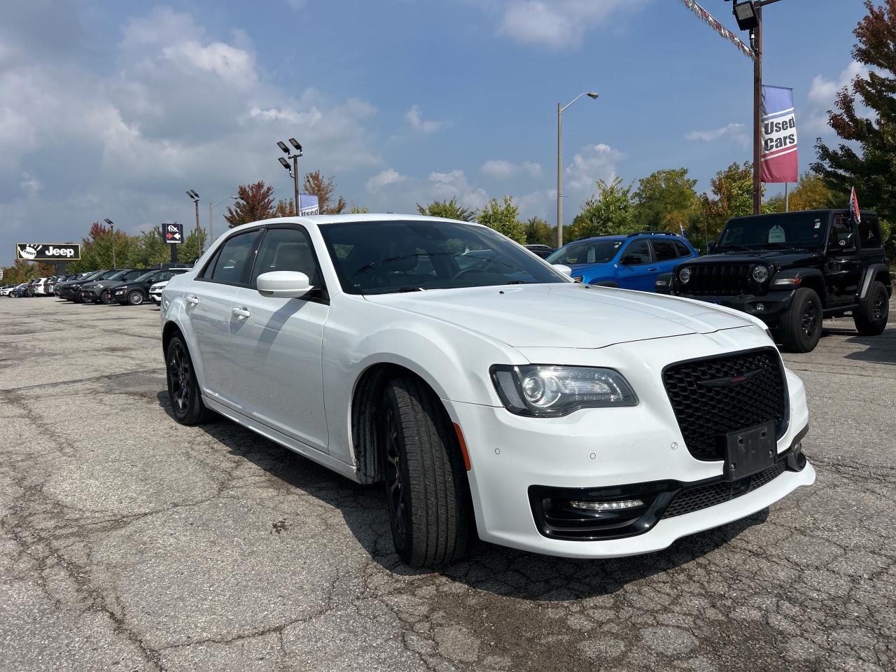 2023 Chrysler 300 AWD, Leather Seats, Cooled Seats, Safety Tec Grp. Photo2