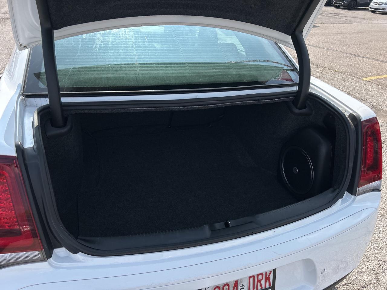 2023 Chrysler 300 AWD, Leather Seats, Cooled Seats, Safety Tec Grp. Photo