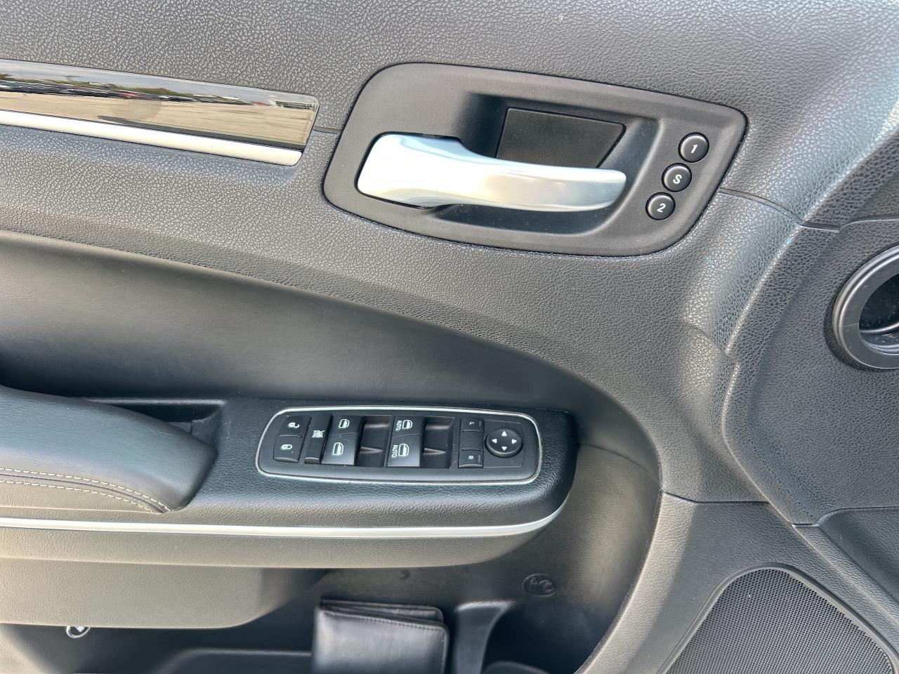 2023 Chrysler 300 300S w/SafetyTec Plus Group, Heated/Cool Seats Photo