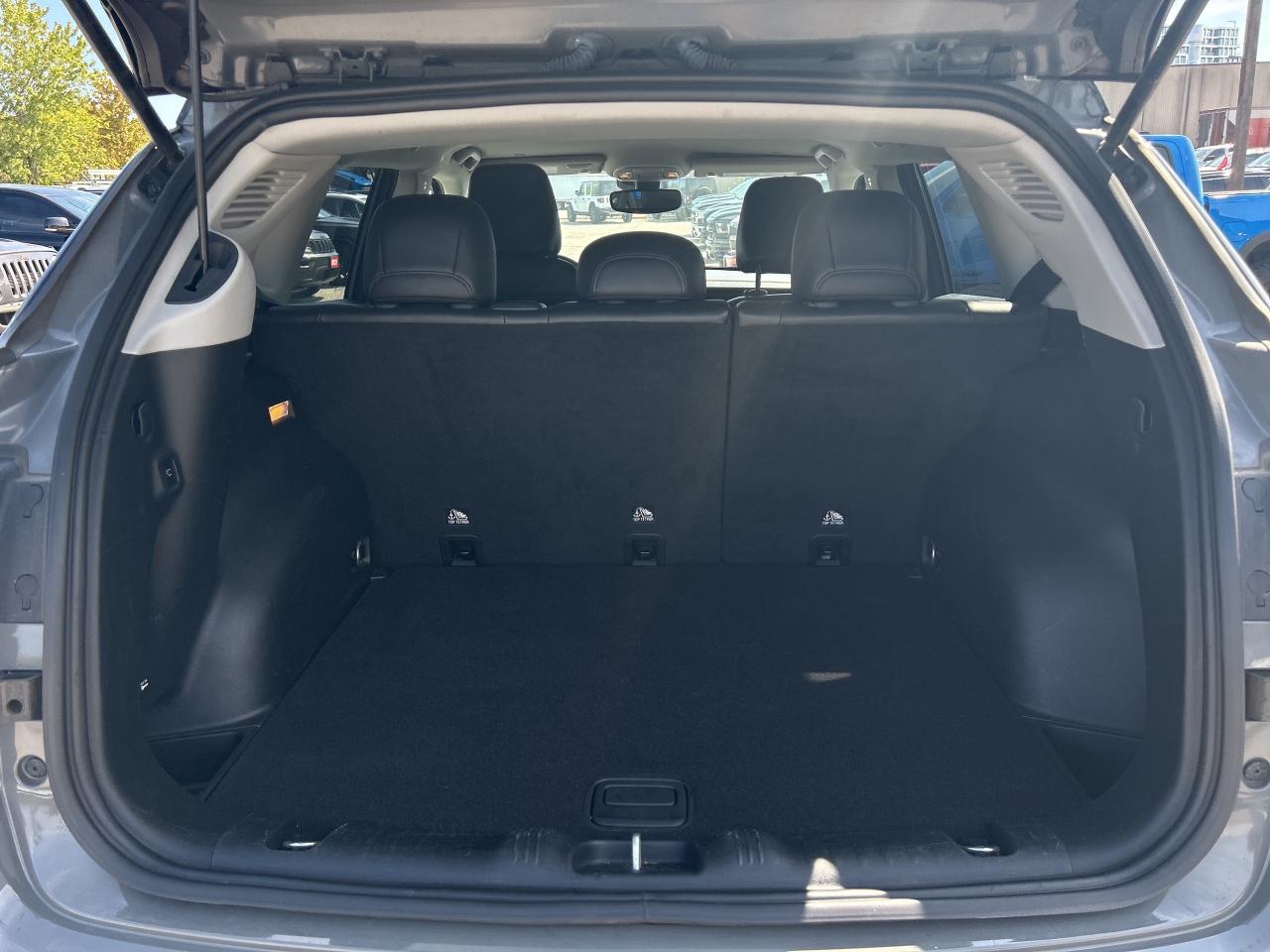 2022 Jeep Compass Trailhawk w/Park Assist, Blind Spot Alert, CarPlay Photo