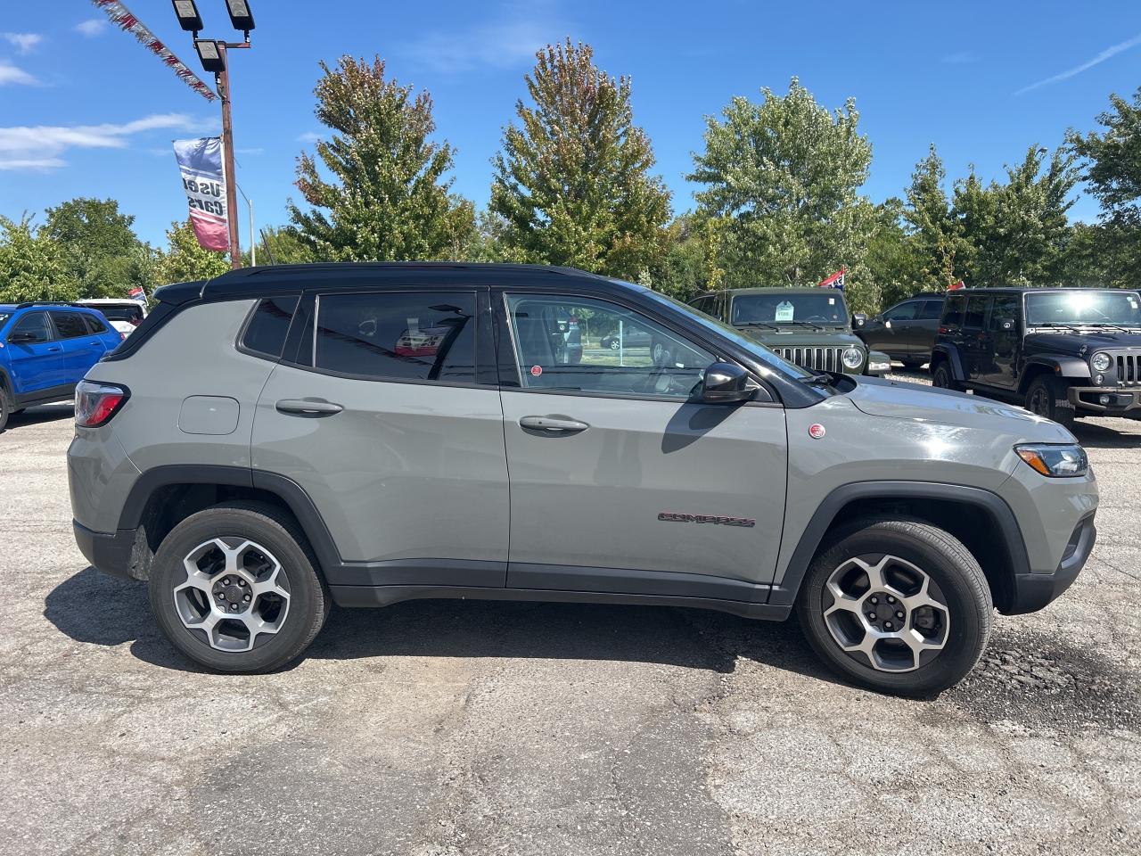 2022 Jeep Compass Trailhawk w/Park Assist, Blind Spot Alert, CarPlay Photo