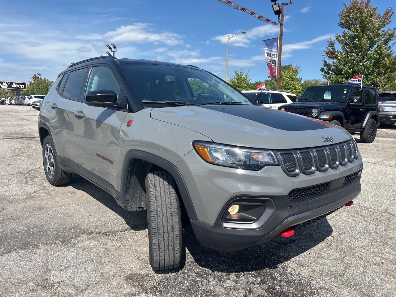 2022 Jeep Compass Trailhawk w/Park Assist, Blind Spot Alert, CarPlay Photo