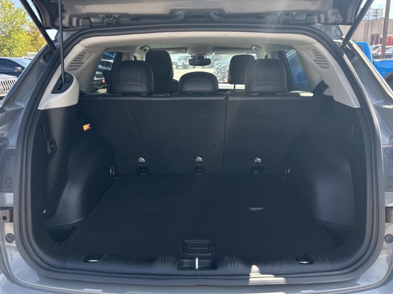 2022 Jeep Compass Trailhawk w/Park Assist, Blind Spot Alert, CarPlay Photo