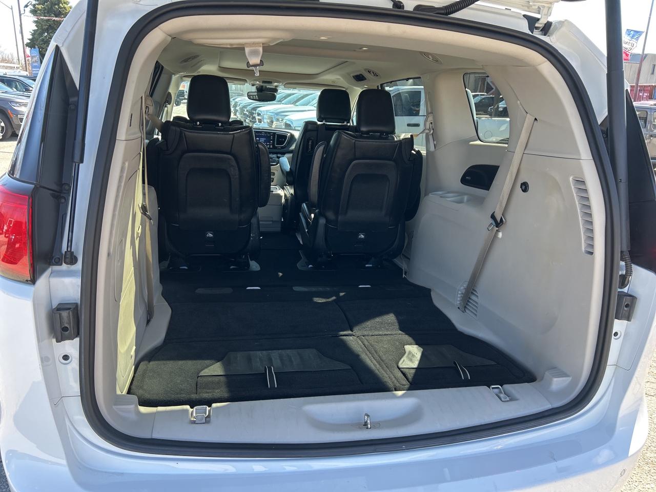 2020 Chrysler Pacifica Hybrid Limited w/Sunroof, Safety Pkg, 20 Spkrs, DVD Photo