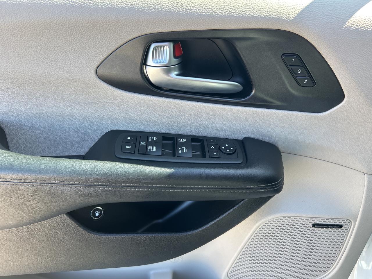 2020 Chrysler Pacifica Hybrid Limited w/Sunroof, Safety Pkg, 20 Spkrs, DVD Photo