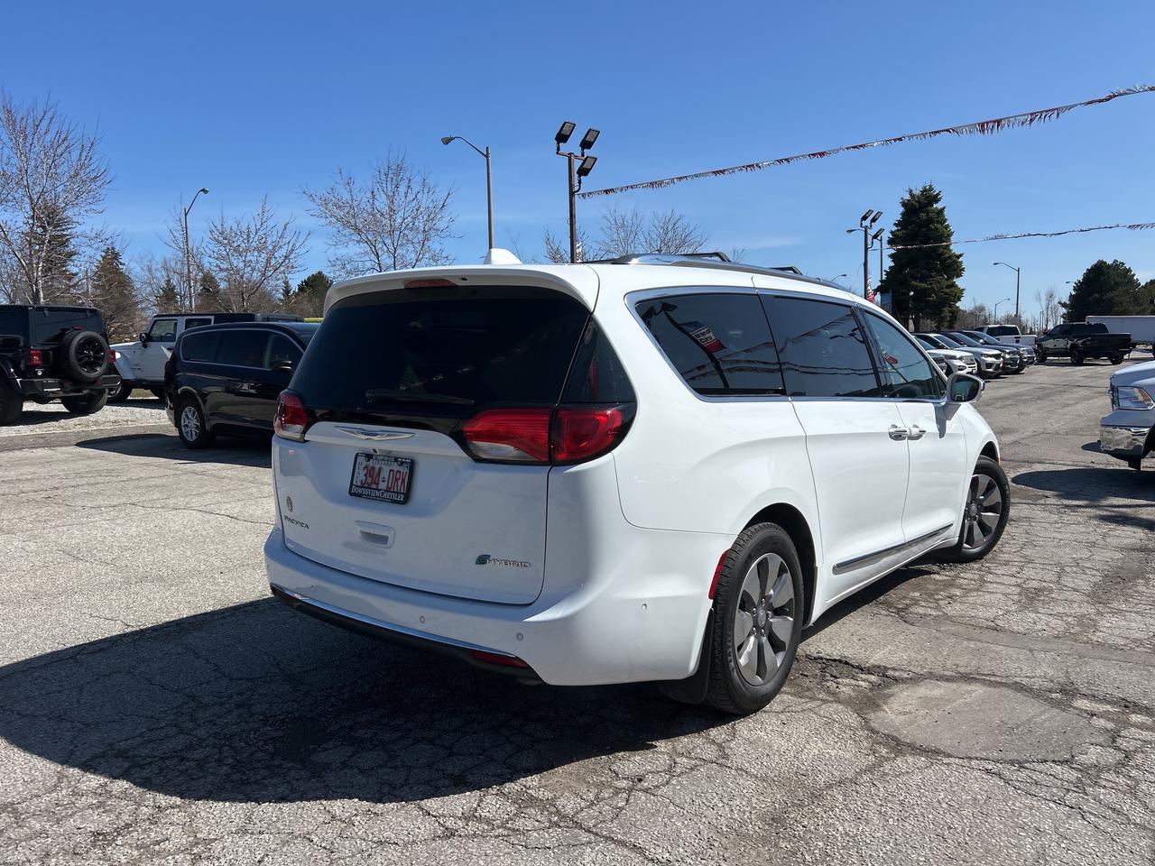 2020 Chrysler Pacifica Hybrid Limited w/Sunroof, Safety Pkg, 20 Spkrs, DVD Photo4