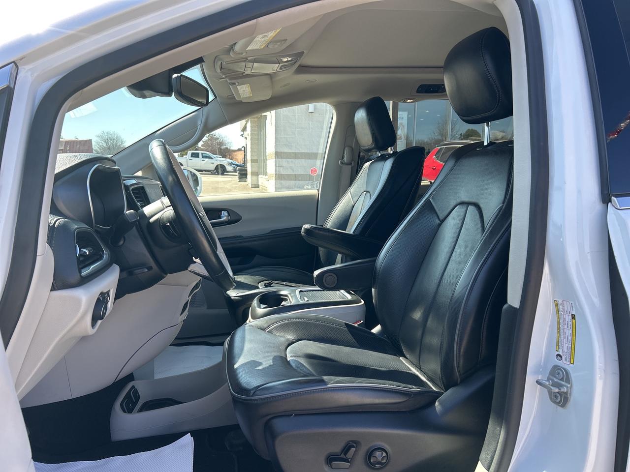 2020 Chrysler Pacifica Hybrid Limited w/Sunroof, Safety Pkg, 20 Spkrs, DVD Photo