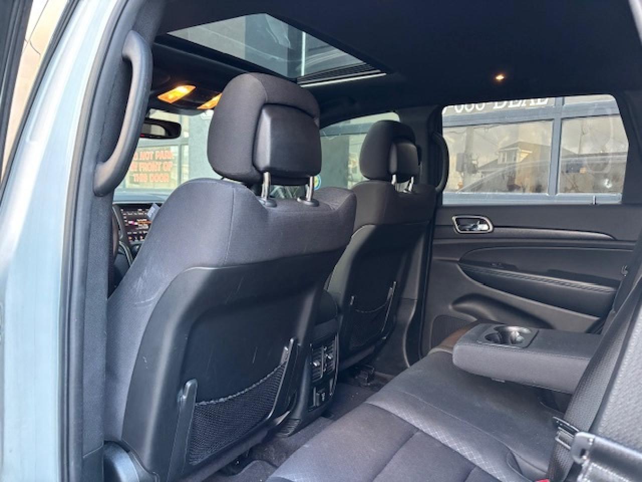 2018 Jeep Grand Cherokee Laredo 4x4, ONE OWNER, SUNROOF, NAVI, VERY CLEAN!! Photo3