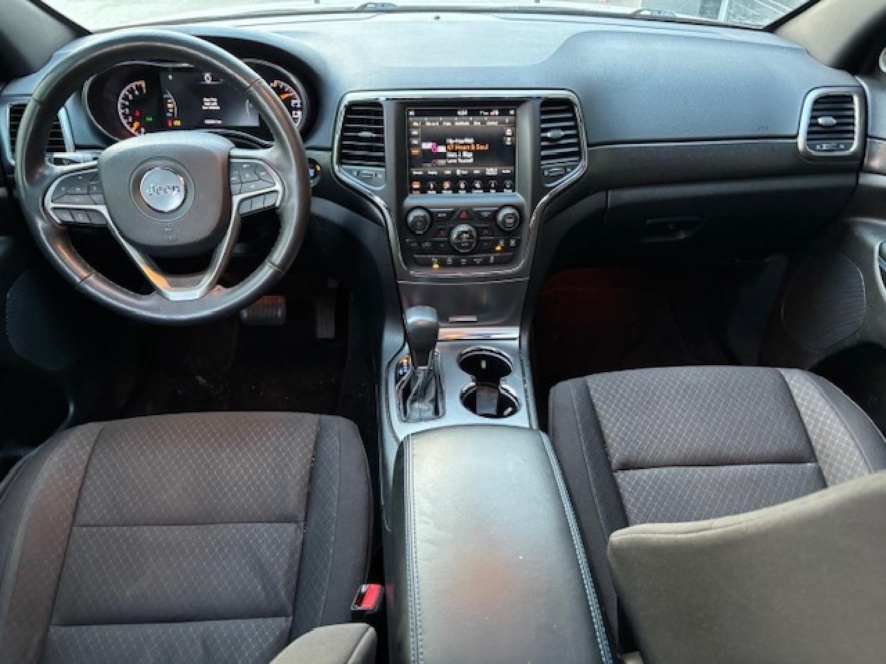2018 Jeep Grand Cherokee Laredo 4x4, ONE OWNER, SUNROOF, NAVI, VERY CLEAN!! Photo4