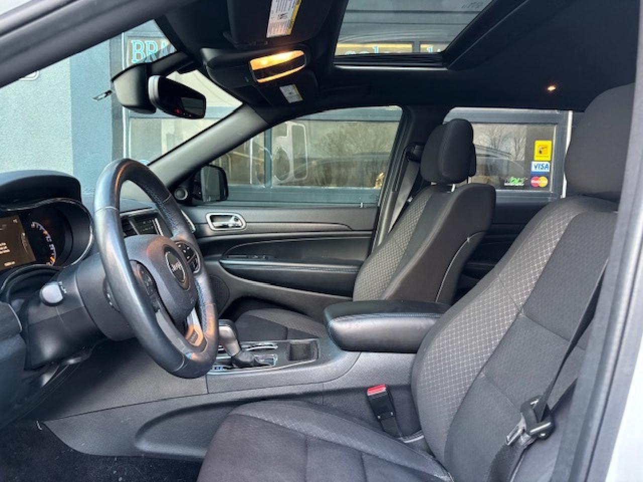 2018 Jeep Grand Cherokee Laredo 4x4, ONE OWNER, SUNROOF, NAVI, VERY CLEAN!! Photo