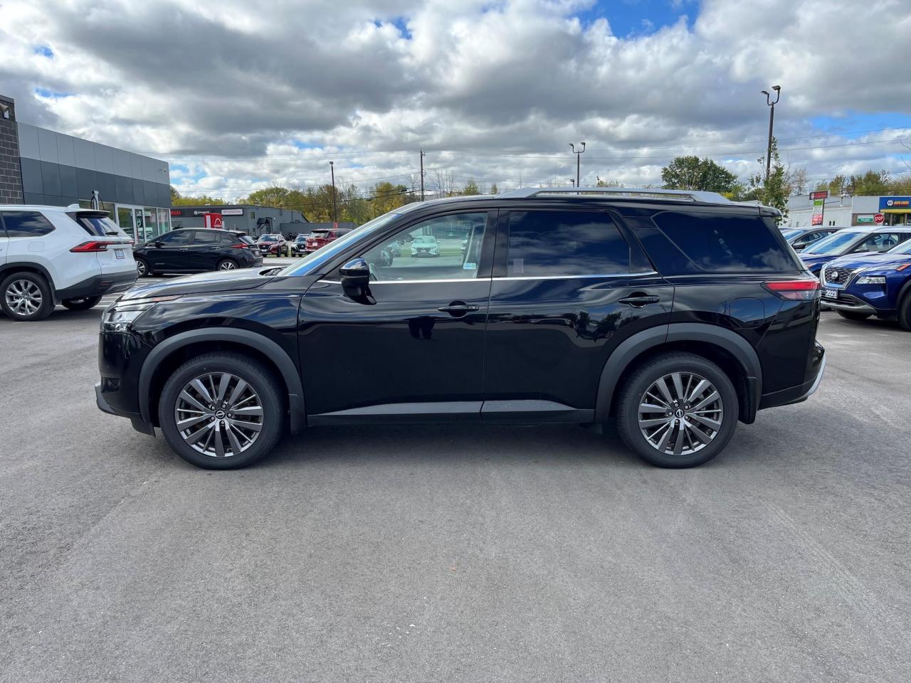 2022 Nissan Pathfinder SL PREMIUM 4WD Photo3