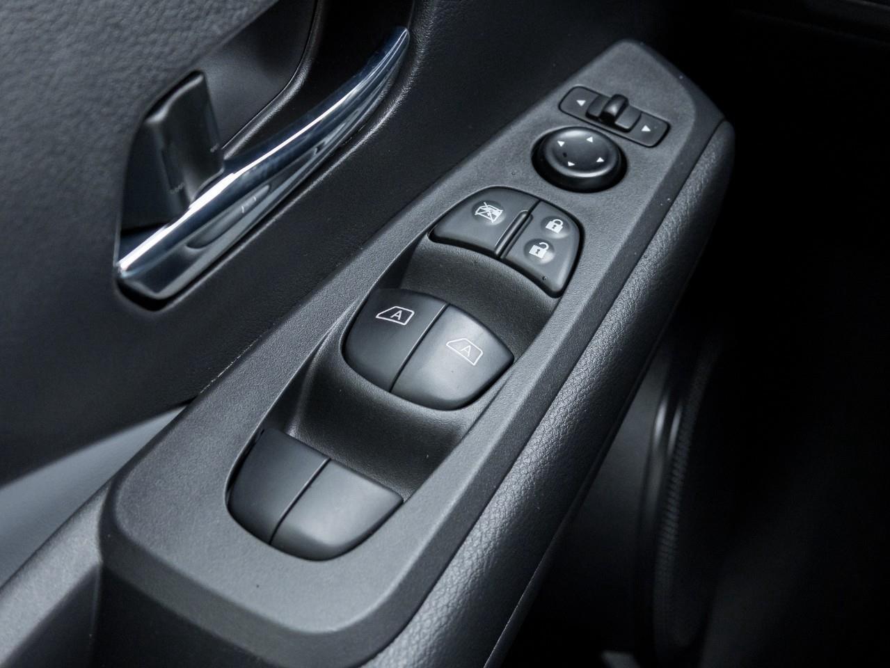 2021 Nissan Kicks SR Photo