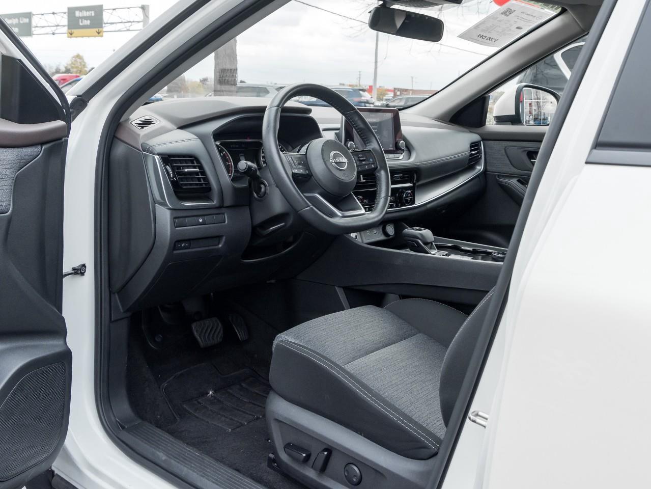 2022 Nissan Rogue SV Photo