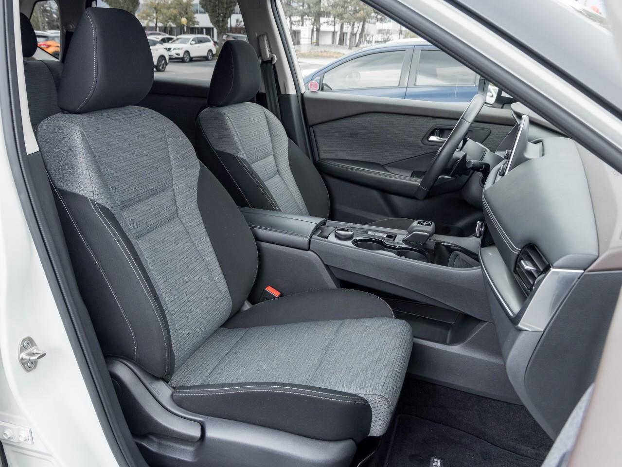 2022 Nissan Rogue SV Photo