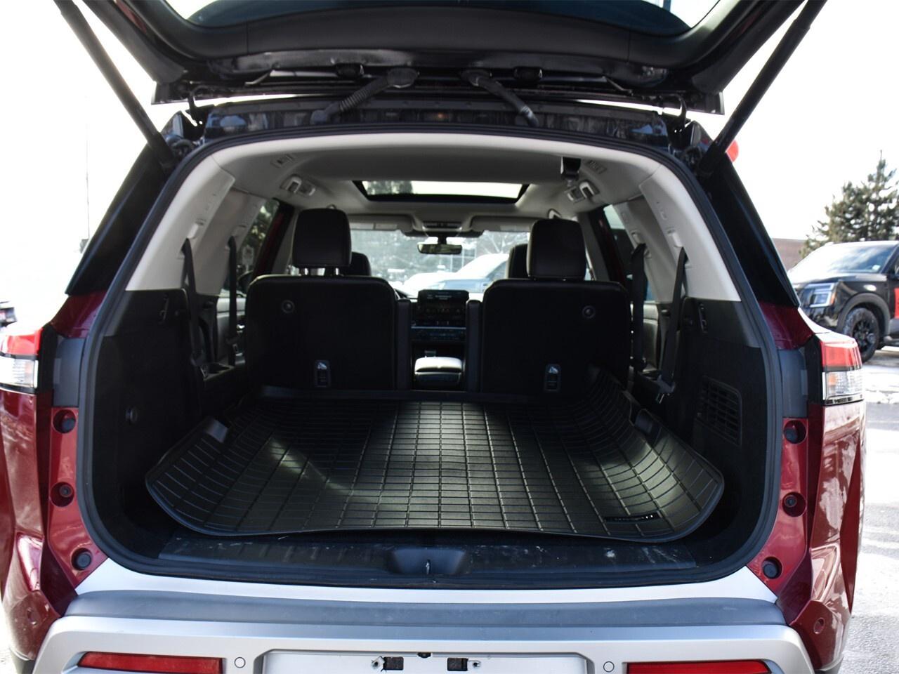 2024 Nissan Pathfinder PLATINUM, CAPTAINS CHAIRS, 2-TONE COLOUR Photo