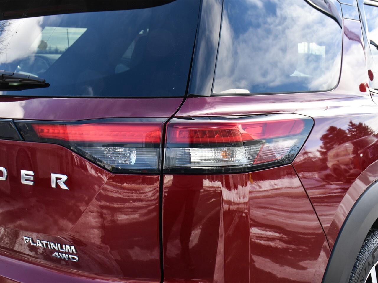 2024 Nissan Pathfinder PLATINUM, CAPTAINS CHAIRS, 2-TONE COLOUR Photo