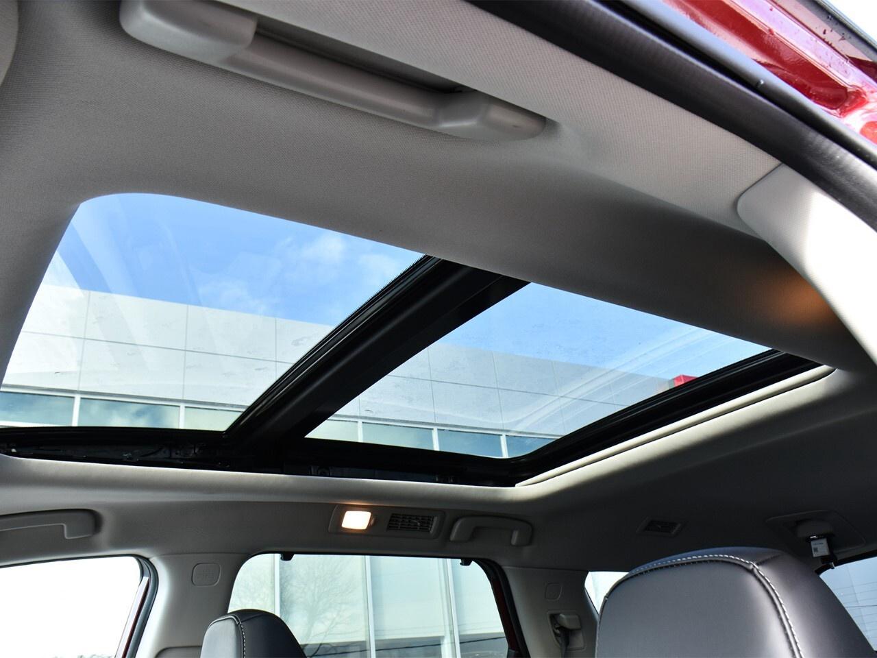 2024 Nissan Pathfinder PLATINUM, CAPTAINS CHAIRS, 2-TONE COLOUR Photo