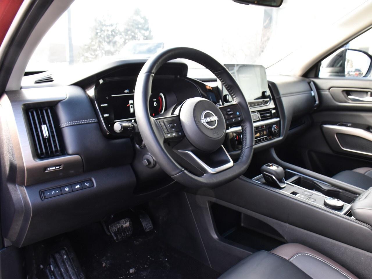 2024 Nissan Pathfinder PLATINUM, CAPTAINS CHAIRS, 2-TONE COLOUR Photo