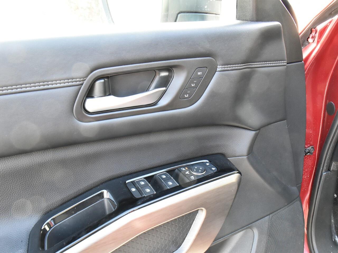 2024 Nissan Pathfinder PLATINUM, CAPTAINS CHAIRS, 2-TONE COLOUR Photo