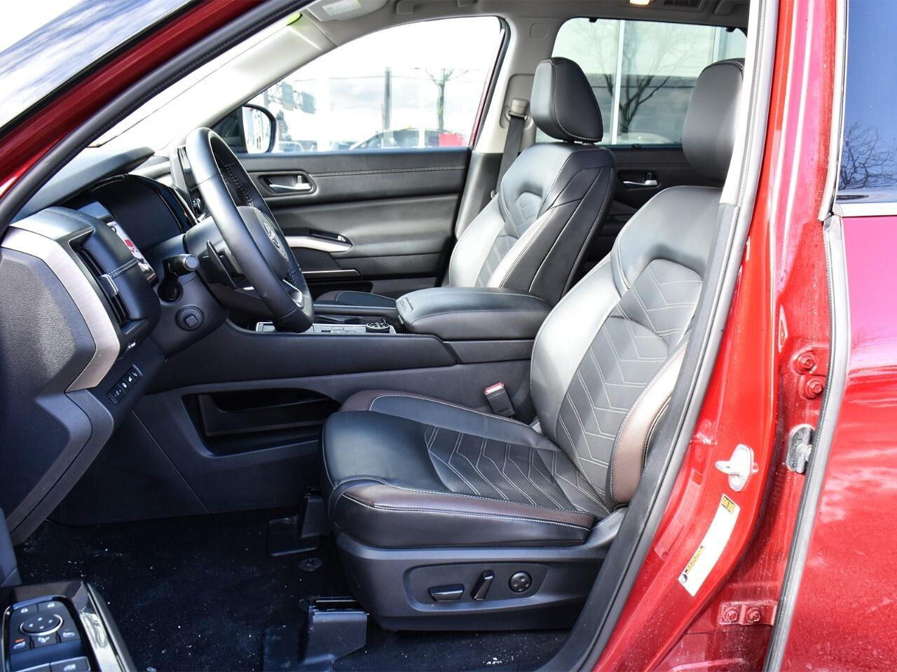 2024 Nissan Pathfinder PLATINUM, CAPTAINS CHAIRS, 2-TONE COLOUR Photo