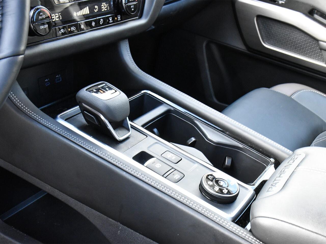 2024 Nissan Pathfinder PLATINUM, CAPTAINS CHAIRS, 2-TONE COLOUR Photo