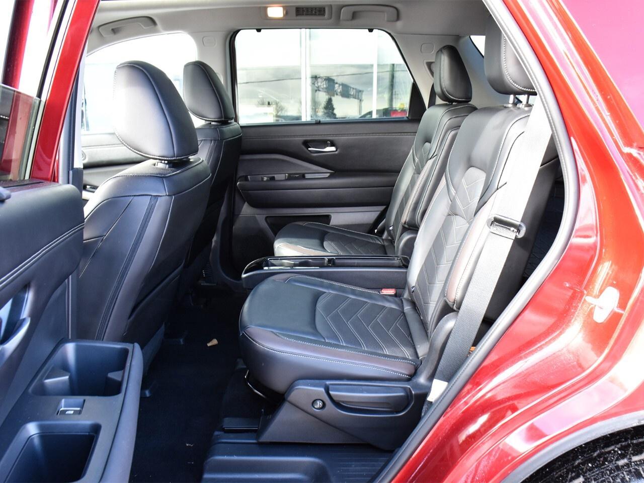 2024 Nissan Pathfinder PLATINUM, CAPTAINS CHAIRS, 2-TONE COLOUR Photo