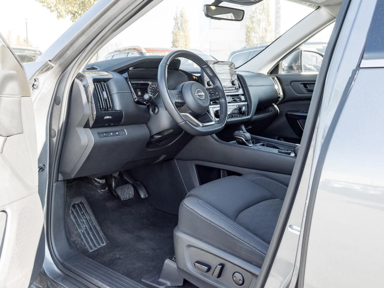 2024 Nissan Pathfinder SV Photo