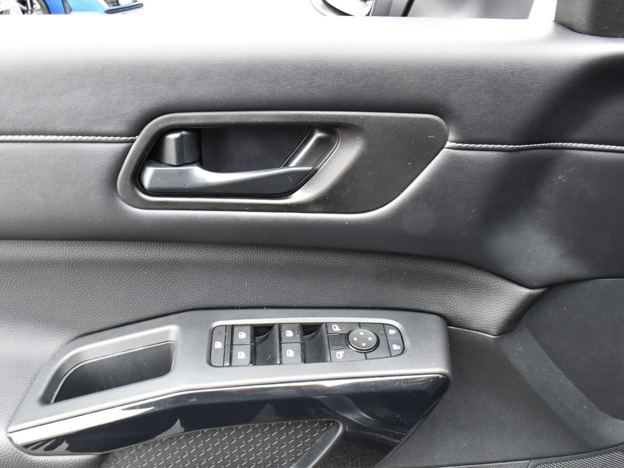 2024 Nissan Pathfinder SV, 8 PASSENGER,  POWER TAILGATE, APPLE CARPLAY Photo