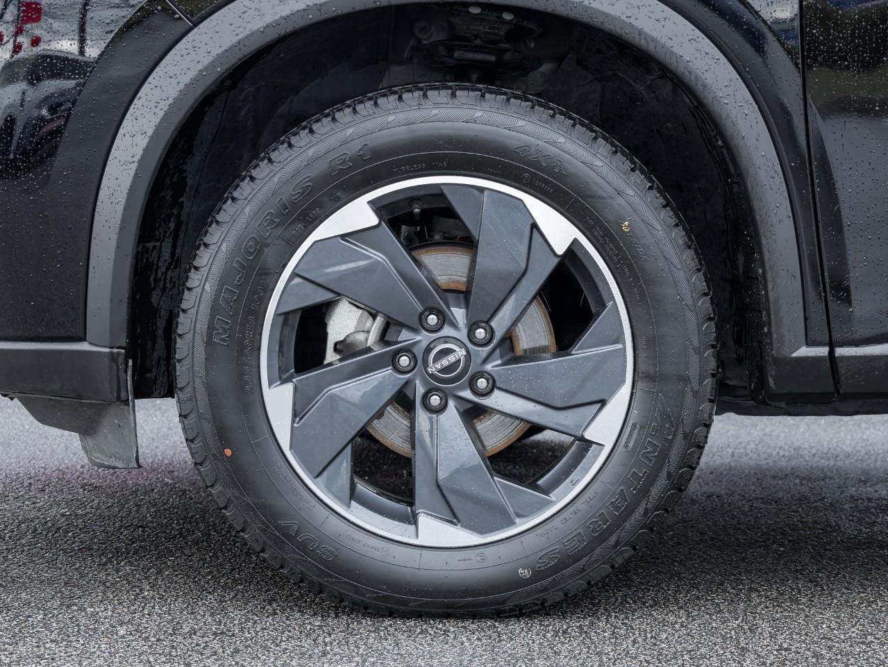 2025 Nissan Rogue SV MOONROOF Photo3