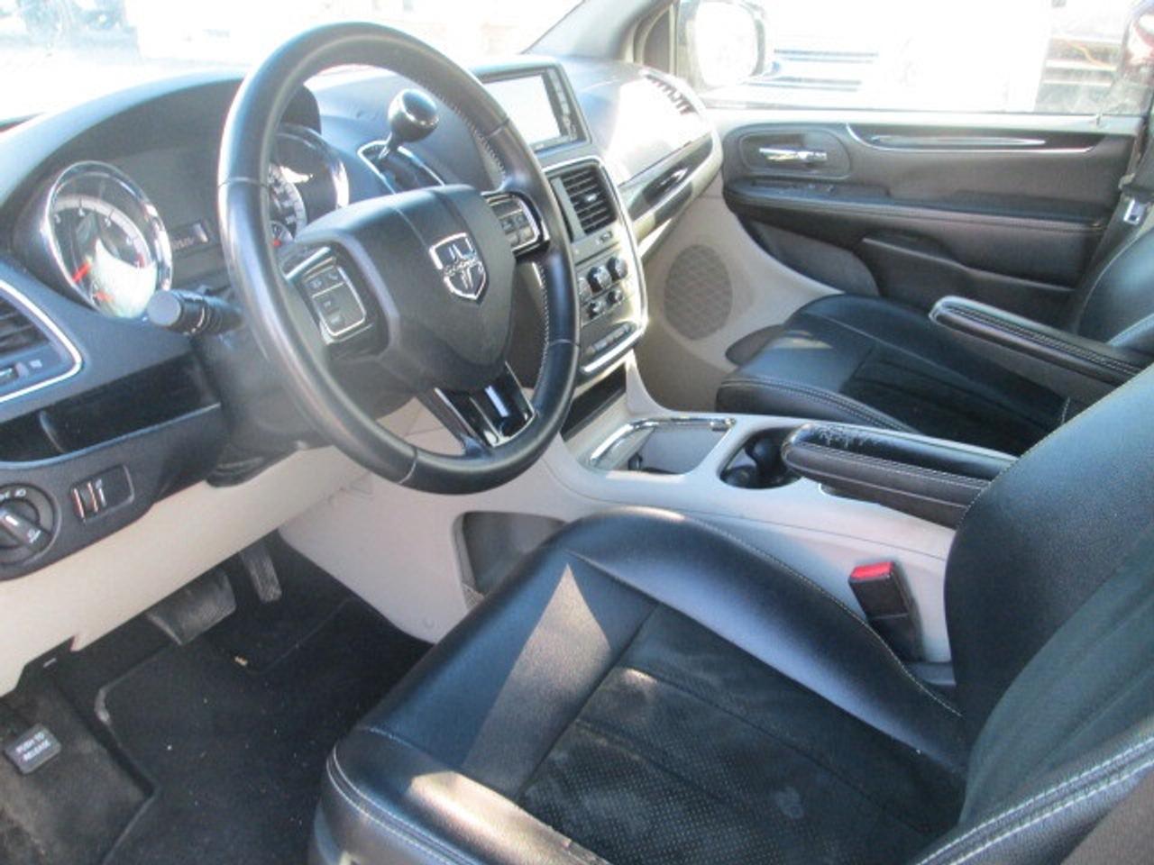 2017 Dodge Grand Caravan 4dr Wgn SXT Premium Plus, Leather, Navigation Photo