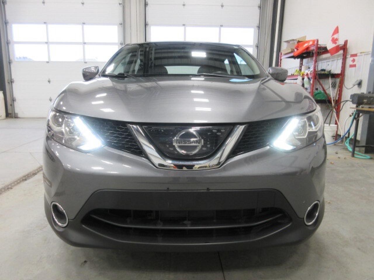 2018 Nissan Qashqai SV AWD, ROOF, HTD. SEATS, BT, CAMERA, 77K! Photo