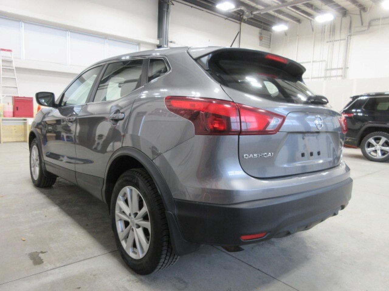 2018 Nissan Qashqai SV AWD, ROOF, HTD. SEATS, BT, CAMERA, 77K! Photo