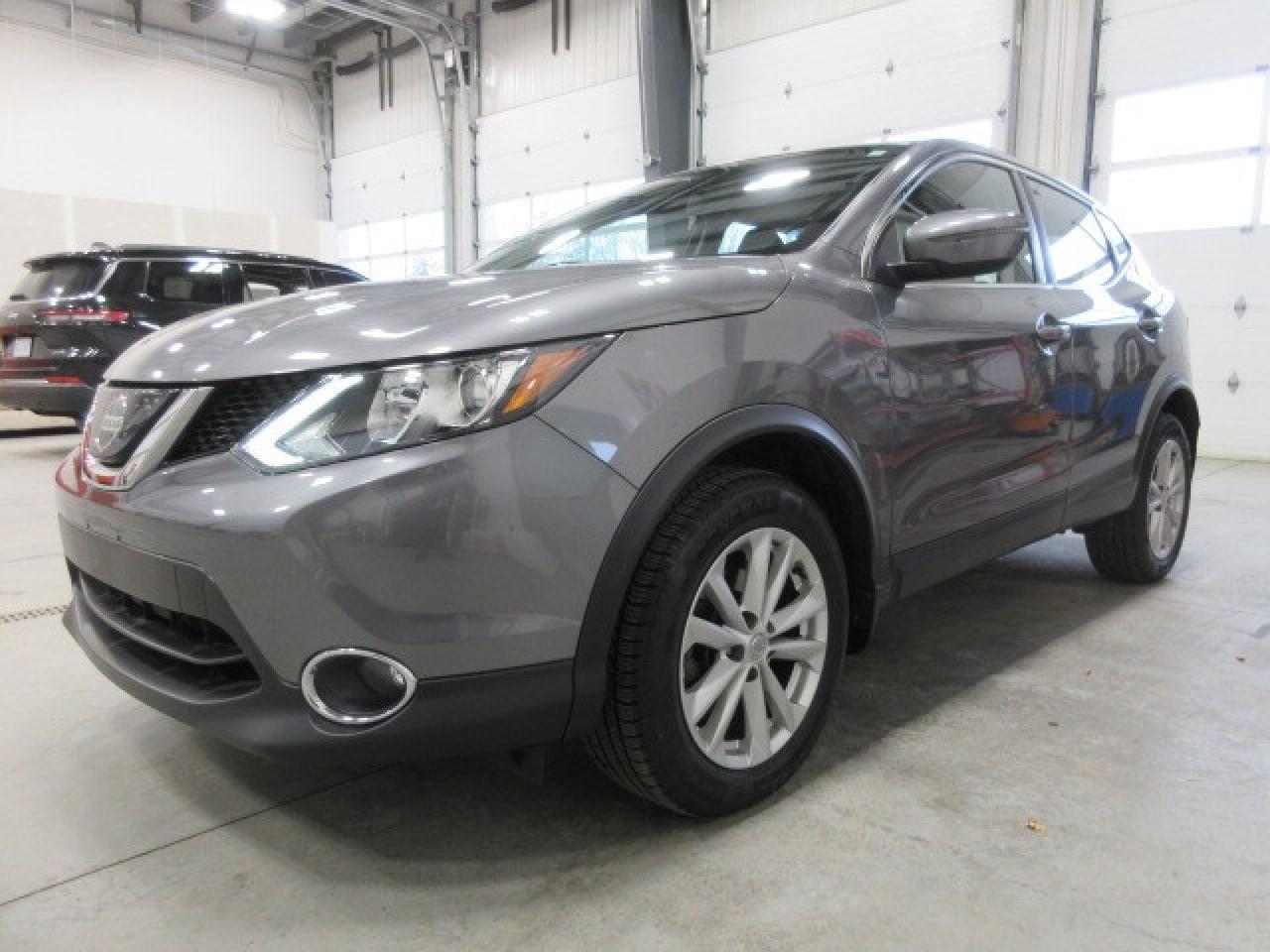 2018 Nissan Qashqai SV AWD, ROOF, HTD. SEATS, BT, CAMERA, 77K! Photo3
